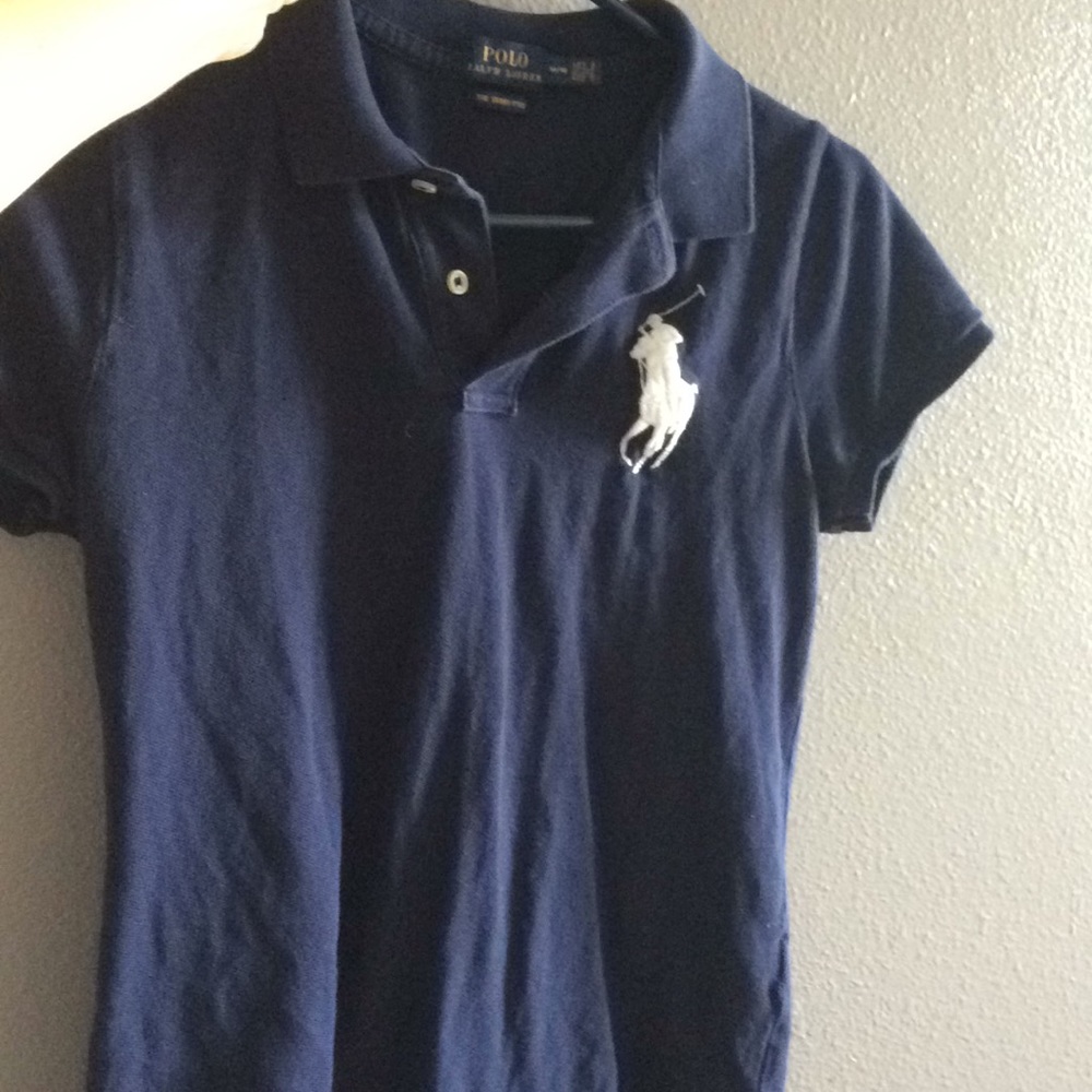 Women’s medium mesh in navy blue with a big pony.